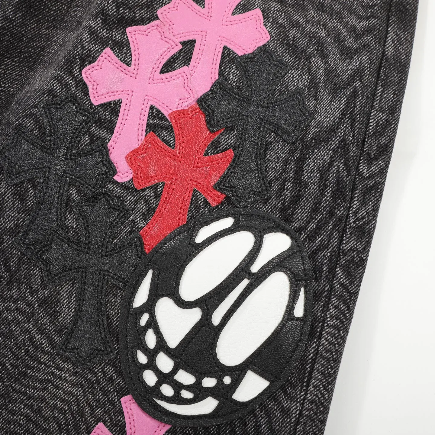 P300 Chrome Hearts CH Chrome Hearts three-color patchwork leather grimace element rapper Nomi's same style cross jeans, truly restores the ultimate vintage texture (no original standard flat version) Italian special cowhide print and then cut, custom-made sheepskin three-layer thick line leather, the whole body is spliced in heavy water washing process, craftsmen hand-splash ink, you can see the details, three-dimensional cutting version, loose and comfortable, not picky about the figure, tall and slim, factory Seiko, original factory quality control, same style for men and women Can be matched with couples. Versatile recommendation. Must-have jeans for all seasons. Color: black Size: S-XL (28-36)